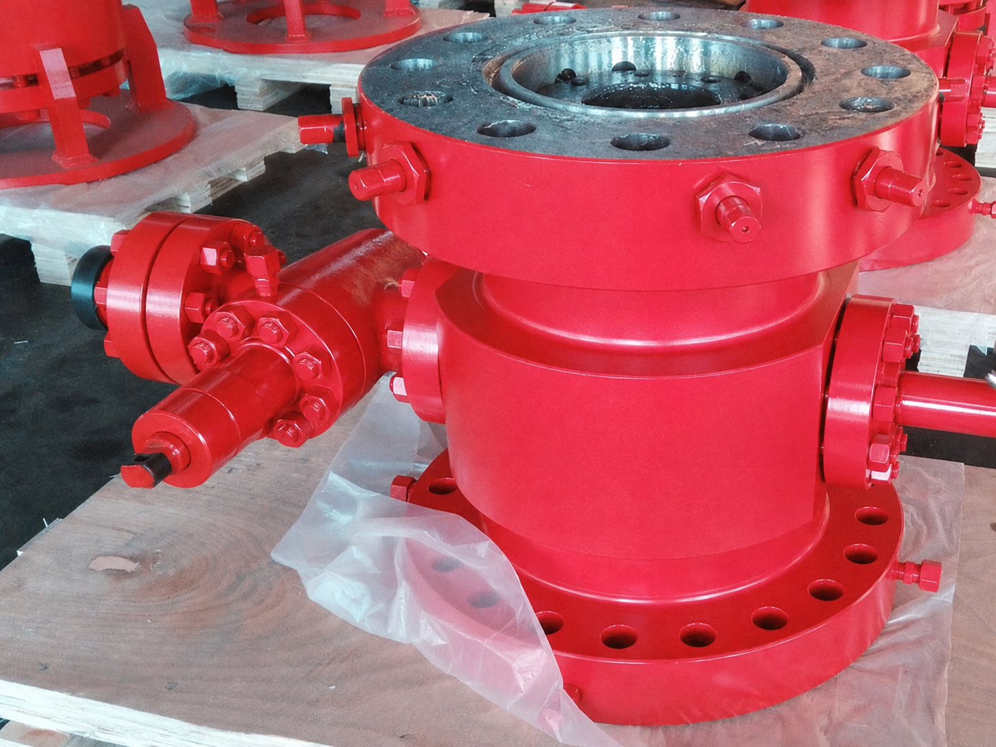 Casing head spool with flanged side outlets and upper lockdown screws